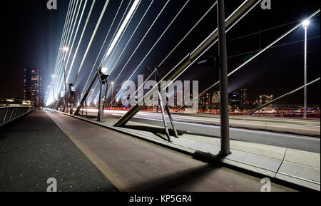 Leuchten auf der Erasmusbrücke in Rotterdam. Landschaft, niemand, Ampel. Stockfoto