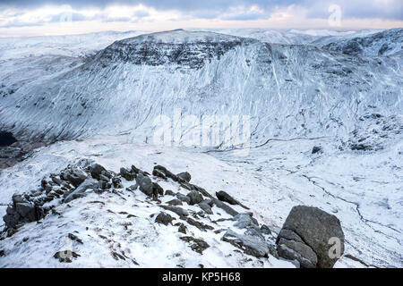 St Sunday Crag, einem Berg in der Lake District National Park, UK, mit einer Decke von Schnee Stockfoto