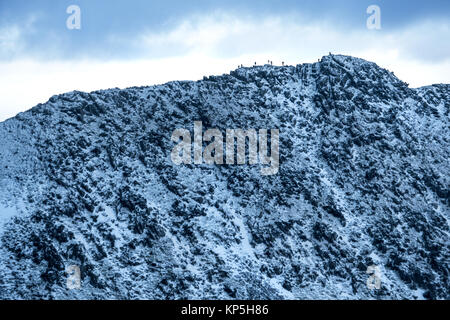 Wanderer silhouetted auf schneebedeckten Schreitenden Kante, Helvellyn, Lake District National Park, Stockfoto