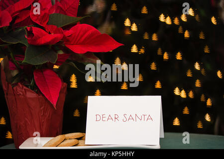 Hinweis schreiben Zeichen, liest lieber Santa mit Cookies auf Weihnachten links Stockfoto