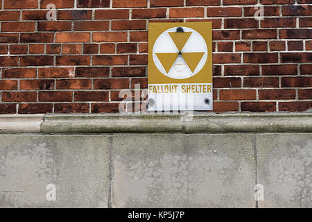 Fallout shelter Zeichen auf Stein Gebäude Hintergrund Stockfoto