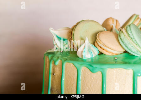 Süßen cremigen grünen Kuchen mit makronen auf der Oberseite Stockfoto