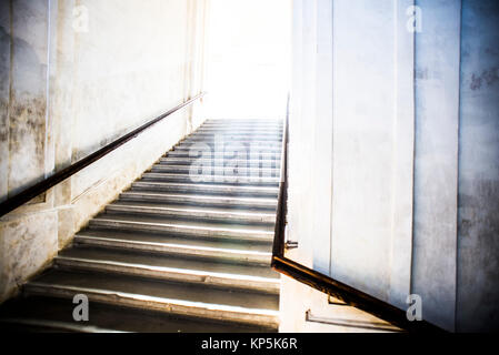 Tunnel-Treppe hinauf das Licht Stockfoto