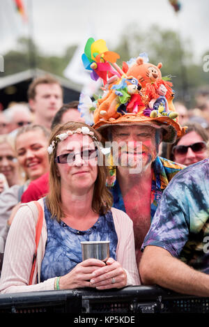 Bunte Fans von Jools Holland (& seine Rhythm & Blues Orchestra), die in der Pyramide, Glastobury Festival 2017 Stockfoto