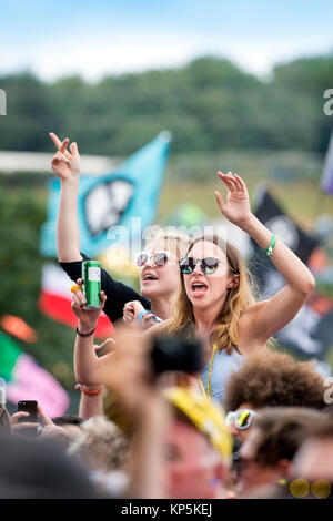 Massen an der Pyramide der Bühne wie Craig David führt, Glastonbury 2017 Stockfoto