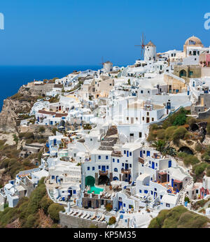 Häuser und Windmühle in das Dorf Oia. Insel Santorini, Kykladen, Griechenland, Europa Stockfoto