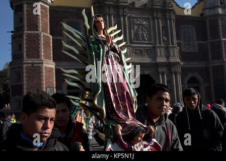 Pilger während der jährlichen Pilgerfahrt zu den Nuestra Se-ora de Guadalupe in Mexiko City, Mexiko Stockfoto