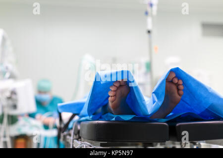 Die Füße des Patienten bereit für eine Chirurgie in einem Operationssaal (Farbe getonte Bild flach DOF) Stockfoto