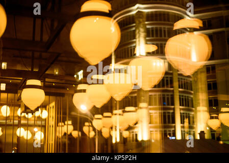 Detailansicht der zeitgenössischen Leuchte. Stockfoto