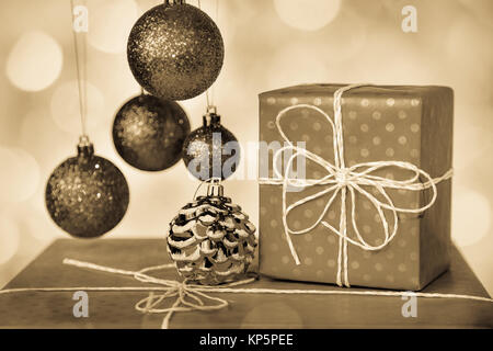 Weihnachten details. In der Nähe der neuen Jahr Dekorationen, Bälle und präsentiert auf schönen Hintergrund. Horizontale getönten in Sepia Farbe phot Stockfoto