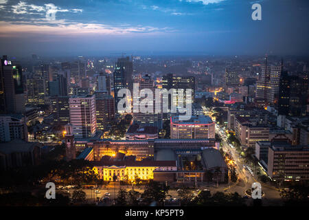 Luftaufnahme der kenianischen Hauptstadt Skyline bei Nacht aus dem Kenyetta Internationale Konferenz Mitte Juni 10, 2015 in Nairobi, Kenia. (Foto von Stuart Preis/machen es Kenia über Planetpix) Stockfoto