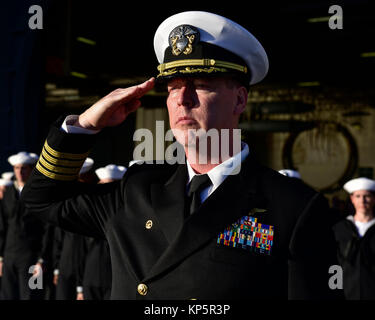 U.S. Navy Kommandierender Offizier Kevin Lenox macht ein Gruß während einer Bestattung auf See an Bord der US Navy Flugzeugträger der Nimitz-Klasse USS Nimitz am 6. Dezember 2017 im Pazifischen Ozean. (Foto von Emily Johnston über Planetpix) Stockfoto