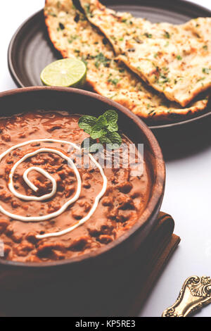 Dal makhani oder Dal Makhni ist ein beliebtes Lebensmittel aus Punjab/Indien, die mit ganzen schwarzen Linsen, rote Bohnen, Butter und Sahne und mit gar serviert. Stockfoto