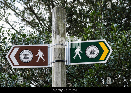 Wegweiser für die neue Snowdonia Schiefer Trail Llwybr Llechi Eryri Fernwanderweg Route. Capel Curig, Conwy, North Wales, UK, Großbritannien Stockfoto