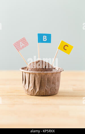 Chocolate Muffins mit kleinen Flagge von Wort ABC Stockfoto