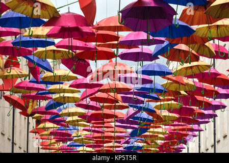 Eine moderne Kunst Installation von bunte Sonnenschirme oberhalb der Fußgängerzone am St. Lawrence Street in der city Cenre Bath, Somerset ausgesetzt Stockfoto