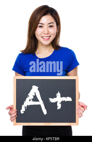 Asiatische Frau mit schiefertafel und zeigen ein Plus Stockfoto