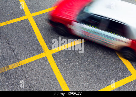 Bewegung verwischt Taxis in Hongkong Stockfoto