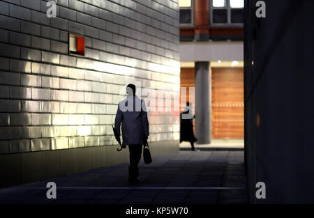 Moody Nacht Szene Arbeitnehmer Central London Stockfoto