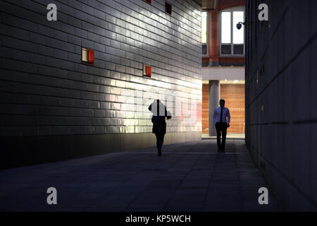 Moody Nacht Szene Arbeitnehmer Central London Stockfoto