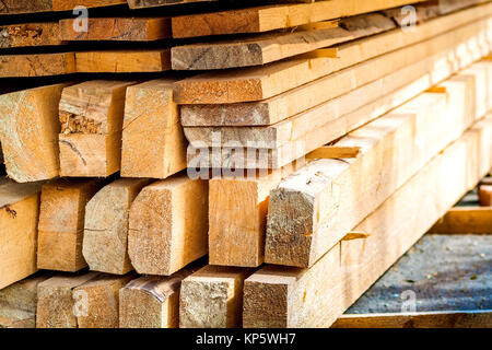 Stapel Bauholz auf Baustelle mit engen Schärfentiefe zu bauen. Holz Holzlatten. Stockfoto