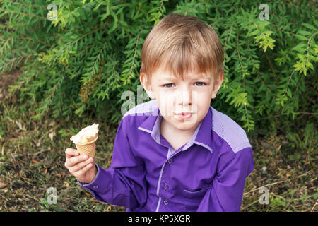 Horizontale Foto des blonden Jungen essen Eis im Sommer Stockfoto