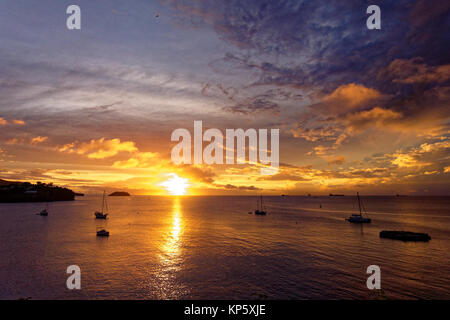 Schönen Sonnenuntergang in Anse Strasse Mitan - Les Trois-Ilets, Martinique - FWI Stockfoto