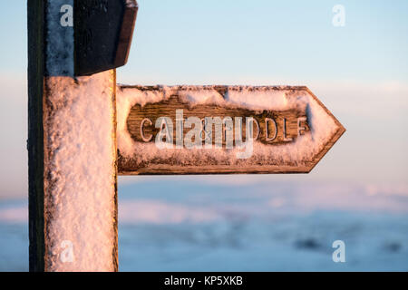 Schnee bedeckte Finger post/Fußweg Zeichen die Katze und Geige in der Peak District National Park Stockfoto