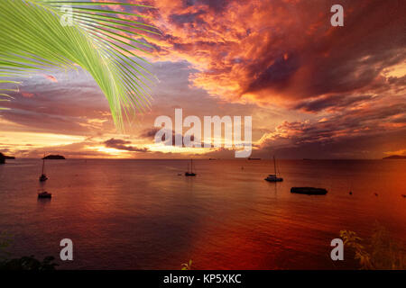 Schönen Sonnenuntergang in Anse Strasse Mitan - Les Trois-Ilets, Martinique - FWI Stockfoto