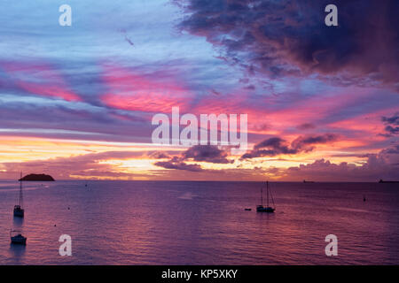 Schönen Sonnenuntergang in Anse Strasse Mitan - Les Trois-Ilets, Martinique - FWI Stockfoto