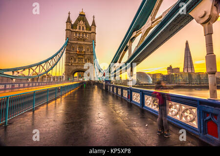 Tower Bridge, London City Hall und der Shard Gebäude, London, UK