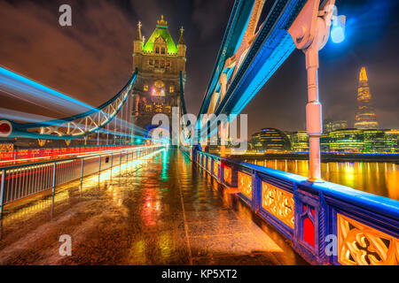 Nachtansicht der Tower Bridge mit Ampel-Trail, London, UK Stockfoto