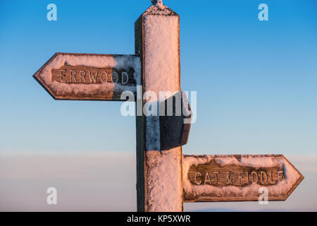 Schnee bedeckte Finger post/Fußweg Zeichen für Errwood und die Katze und Geige in der Peak District National Park Stockfoto