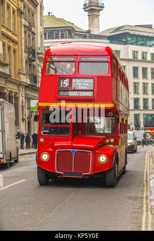 Red Double Decker Bus in London, Großbritannien Stockfoto