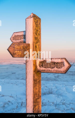 Schnee bedeckte Finger post/Fußweg Zeichen für Shining Tor, Errwood und die Katze und Geige in der Peak District National Park Stockfoto