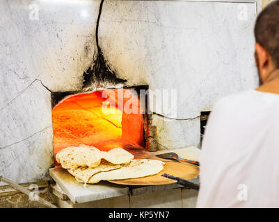 Backen traditionelles arabisches Fladenbrot in einer Bäckerei in der Altstadt von Dubai Stockfoto