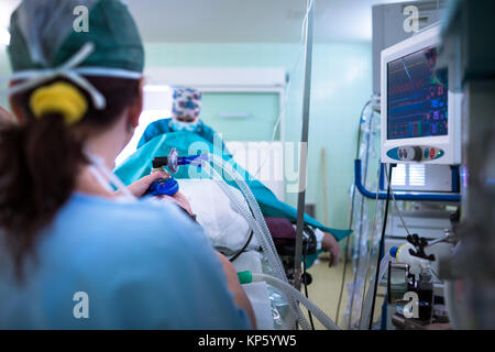 Anästhesie - Patienten unter Narkose während der Operation durch eine Maske atmen Stockfoto