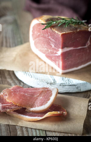 Schinken mit frischen Rosmarin auf das Holzbrett Stockfoto