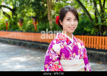 Japanische Frau im Tempel Stockfoto