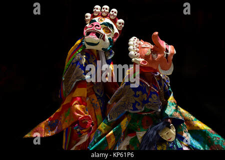 Tibetische Mönche in Karneval Kostüme führen Sie die alten heiligen Tanz Maske in Ritual helle Kleidung. Stockfoto