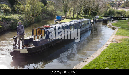 Schmale Boot Schiff nähert sich eine Sperre des Kennet und Avon Kanal durch Badewanne Somerset UK Pässe Stockfoto