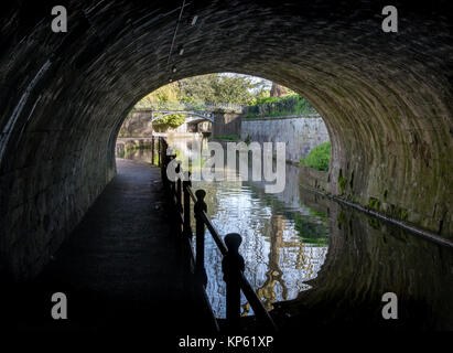 Pfad auf dem Kennet und Avon Kanal durch das Zentrum der georgianischen Stadt Bath unter stilvollen Bath Steinbrücken - Somerset UK Stockfoto