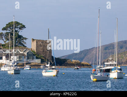 Fowey harbour Eingang mit polruan Blockhaus, die früher den Zugang zum Hafen auf der Landspitze - Cornwall Großbritannien gesteuert Stockfoto