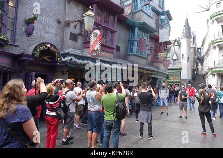Eine Masse von Touristen fotografieren in der Winkelgasse in der Zauberwelt von Harry Potter, in den Universal Studios in Orlando, Florida, USA. Stockfoto