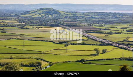 Blick über die Somerset Ebenen gegenüber Brent Knoll und Bridgewater Bay mit der M5-Autobahn im Vordergrund - Somerset UK Stockfoto
