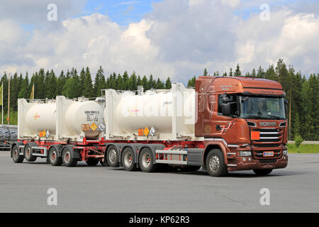 HIRVASKANGAS, Finnland - 20. JUNI 2015: Scania R520 Euro 6 Tankwagen Hols brennbaren Güter. Die ADR-label 50-1495 steht für natriumchlorat. Stockfoto