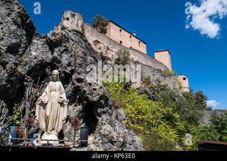 Korsika: Öffentliche votive Statue der Jungfrau Maria, Skyline und Panoramablick von der Zitadelle von Corte, berühmte alte Dorf der Haute Corse Stockfoto