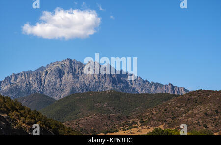 Korsika: Die wilde Landschaft des Hinterlandes mit Blick auf den Monte Cinto, der höchste Berg der Insel und einer der prominentesten Gipfel in Europa Stockfoto