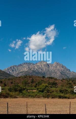 Korsika: Die wilde Landschaft des Hinterlandes mit Blick auf den Monte Cinto, der höchste Berg der Insel und einer der prominentesten Gipfel in Europa Stockfoto