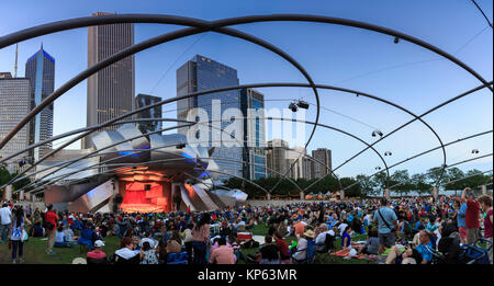 Millennium Park und die Skyline von Chicago, Gast im Grant Park Symphony den Jay Pritzker Pavilion, einer Konzertmuschel, entworfen von Frank Gehry, Wolkenkratzer des Stockfoto